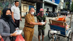 Dharma Wanita Distan Makassar Bagikan Ratusan Takjil Buka Puasa untuk Pengendara