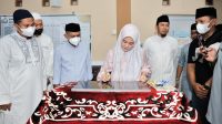 Fatmawati Rusdi Naik Motor ke Lokasi Peresmian Masjid