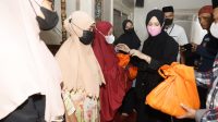 Fatmawati Rusdi Salurkan Zakat di Masjid Wilayah Utara Kota