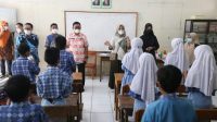 Fatmawati Pantau Skrining Covid-19 Menggunakan Genose di SD