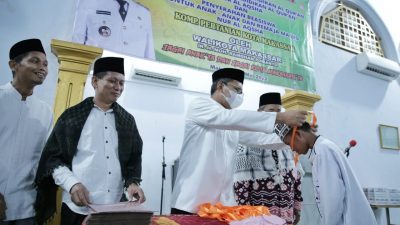 Wali Kota Makassar Salurkan Beasiswa dan Umroh untuk Remaja Masjid