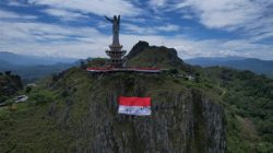Pembentangan Bendera Merah Putih Ukuran Raksasa di Tebing Buntu Burake, Tana Toraja