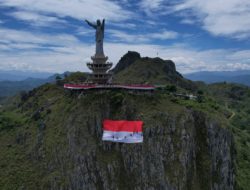 Mapala 45 Makassar Beraksi Lagi, Bendera Ukuran Raksasa Dibentangkan di Tebing Buntu Burake Toraja