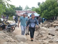 Pj Gubernur Sulbar Turunkan 1,2 Ton Beras untuk Korban Banjir Mamuju, Sebagian Warga Masih Terisolir