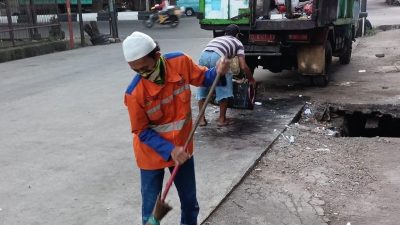 Pahlawan Kebersihan Kecamatan Bontoala Bekerja Optimal