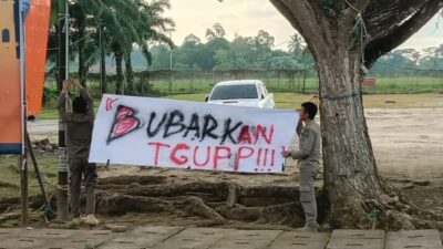 Spanduk Bubarkan TGUPP Terbentang di Depan Kantor Gubernur