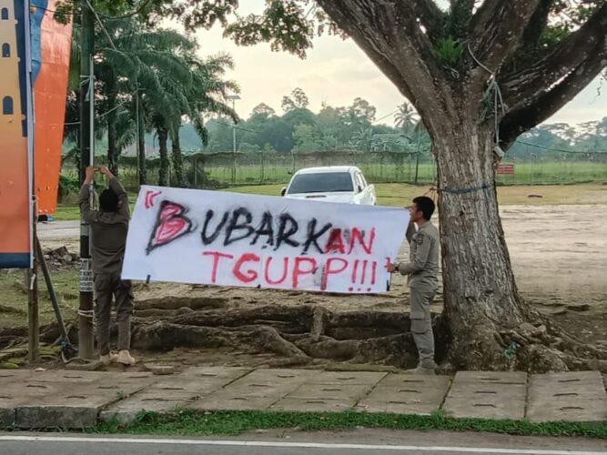 Spanduk Bubarkan TGUPP Terbentang di Depan Kantor Gubernur