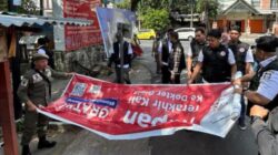 Petugas Satpol PP dan pegawai Bapenda Makassar melakukan penurunan paksa reklame yang diduga terpampang tanpa izin.