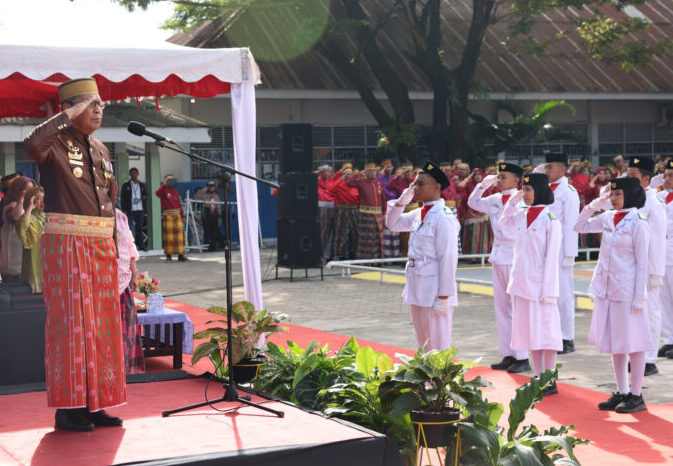 Danny Luncurkan Program Penggunaan Baju Adat di Sekolah