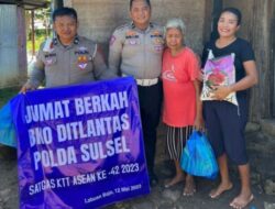 Personel Polda Sulsel BKO Pengamanan KTT Asean Salurkan Sembako ke Warga NTT