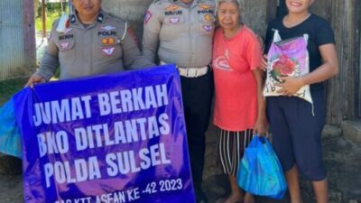 Personel Polda Sulsel BKO Pengamanan KTT Asean Salurkan Sembako ke Warga NTT