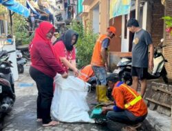 Kerja Bakti Menjadi Cara Warga RW 5 di Kelurahan Gaddong Rawat Kekompakan