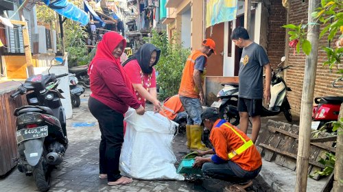 Kerja Bakti Menjadi Cara Warga RW 5 di Kelurahan Gaddong Rawat Kekompakan