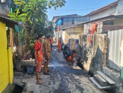 Kelurahan Layang Gerak Cepat Tangani Lumpur di Saluran Air