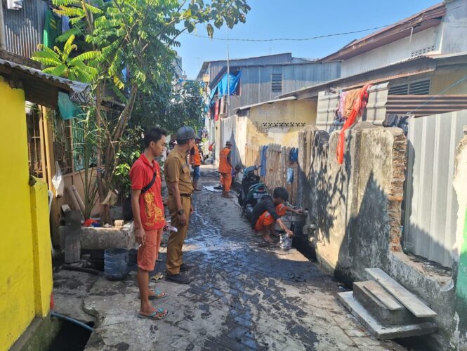 Kelurahan Layang Gerak Cepat Tangani Lumpur di Saluran Air