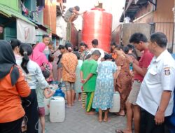 Lurah Layang Pantau Pendistribusian Bantuan Air Bersih