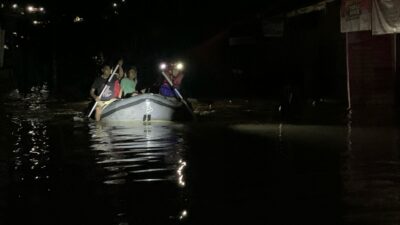 Basarnas Evakuasi Warga yang Bermukim di Bantaran Sungai Makale