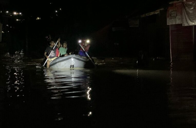 Basarnas Evakuasi Warga yang Bermukim di Bantaran Sungai Makale