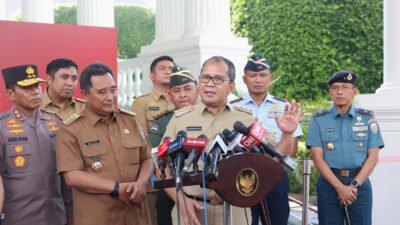 Wali Kota Makassar Moh Ramdhan Pomanto bersama empat bupati mendampingi Pj Gubernur Sulawesi Selatan Bahtiar Baharuddin menemui Presiden RI Joko Widodo di Istana Merdeka, Jakarta Pusat