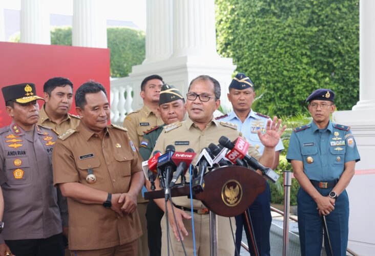 Wali Kota Makassar Moh Ramdhan Pomanto bersama empat bupati mendampingi Pj Gubernur Sulawesi Selatan Bahtiar Baharuddin menemui Presiden RI Joko Widodo di Istana Merdeka, Jakarta Pusat