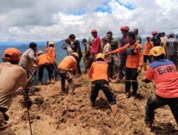 Tanah Longsor di Luwu Telan 4 Korban dan Belasan Kendaraan