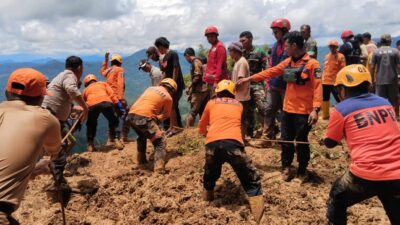 Tanah Longsor di Luwu Telan 4 Korban dan Belasan Kendaraan