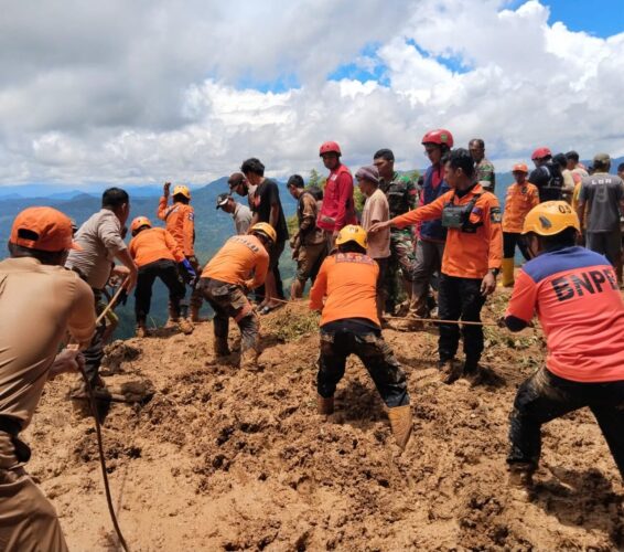 Tanah Longsor di Luwu Telan 4 Korban dan Belasan Kendaraan