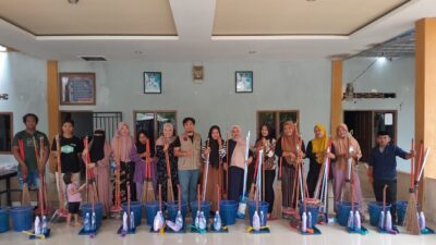 Huadi Group Bagikan Alat Kebersihan untuk 14 Masjid di Desa