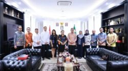 Danny Tawarkan Konsulat Jenderal Filipina Ikut Menikmati Suasana F8 Danny Tawarkan Konsulat Jenderal Filipina Ikut Menikmati Suasana F8