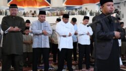 Danny dan Bahtiar Salat Idul Fitri di Masjid Kubah 99 Danny dan Bahtiar Salat Idul Fitri di Masjid Kubah 99