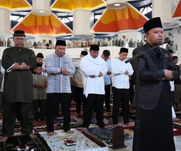 Danny dan Bahtiar Salat Idul Fitri di Masjid Kubah 99