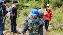 Tim SAR Gabungan Evakuasi Pendaki Muda yang Hipotermia di Gunung Bawakaraeng