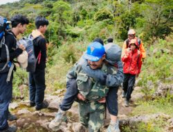 Tim SAR Gabungan Evakuasi Pendaki Muda yang Hipotermia