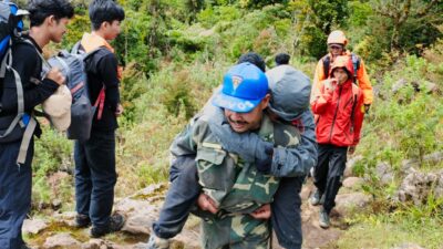 Tim SAR Gabungan Evakuasi Pendaki Muda yang Hipotermia