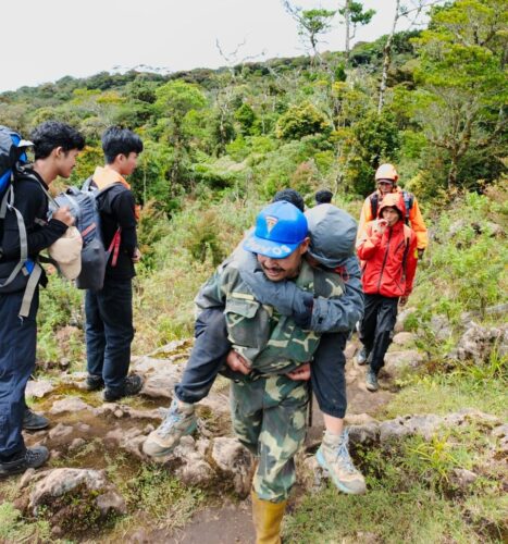 Tim SAR Gabungan Evakuasi Pendaki Muda yang Hipotermia di Gunung Bawakaraeng