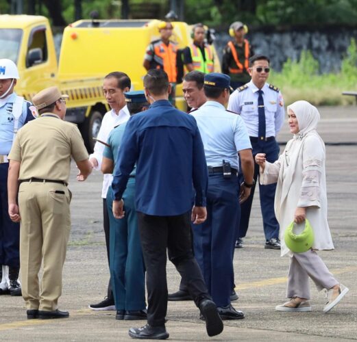 Danny dan Indira Sambut Kedatangan Jokowi di Pangkalan TNI AU Sultan Hasanuddin