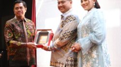 Firman Pagarra Berikan Cendera Mata untuk Mantan Kapolres Pelabuhan Makassar