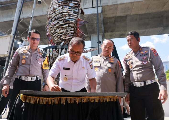 Danny dan Ngajib Resmikan Tugu Ikan Knalpot Brong di Fly Over