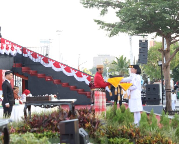 Purna Paskibraka Serahkan Duplikat Bendera Merah Putih kepada Firman