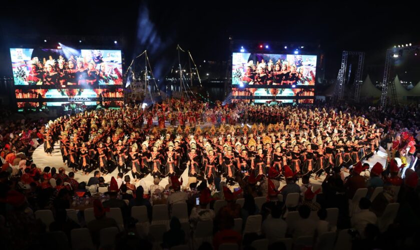 Ratusan Pelajar Pentaskan Tari Harmoni Nusantara di Pembukaan Festival F8