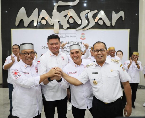 Danny Kukuhkan Tim Pengembangan Program dan SIBAT PMI Makassar 2024-2029