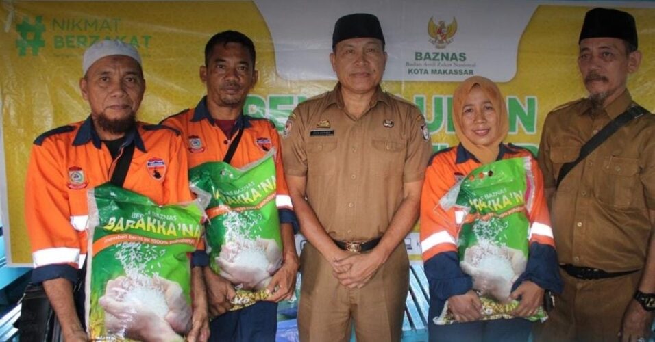 Camat Sangkarrang Serahkan Bantuan Beras dan Uang Tunai dari Baznas Makassar untuk Petugas Kebersihan