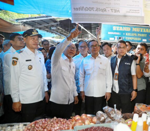 Danny Dampingi Zulkifli Hasan Tinjau Harga Bahan Pokok di Pasar Pabaeng-baeng