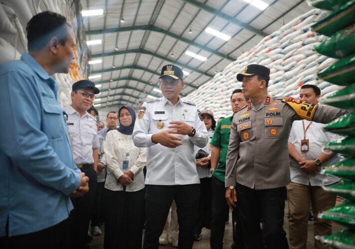 Danny Dampingi Fadjry Cek Ketersediaan Beras di Gudang Bulog