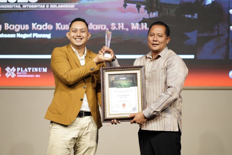 Kajari Pinrang Terima Penghargaan The Best Leadership 2025 dari Seven Media Asia