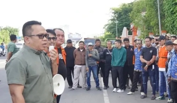 Pemerintah Kecamatan Rappocini dan DPU Makassar Kolaborasi Bersihkan Drainase