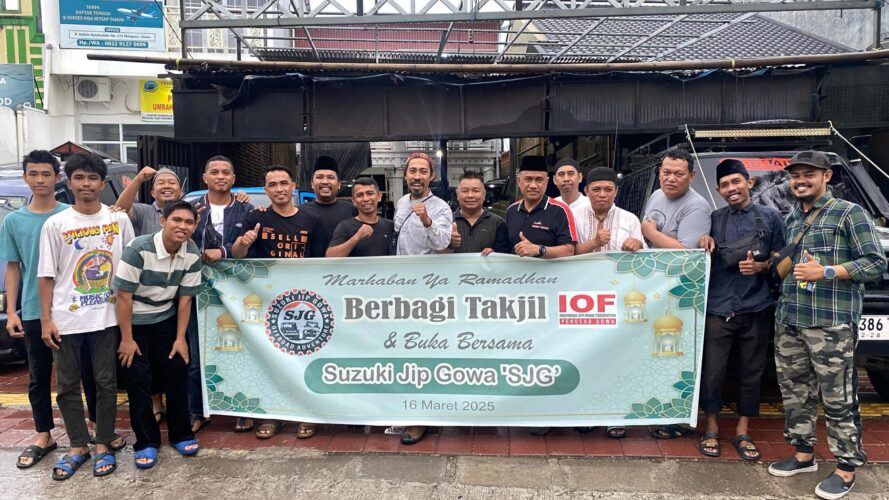 Komunitas Suzuki Jip Gowa Berbagi Takjil Sasar Pengendara
