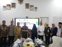 Kunjungi Kejari Takalar, Kajati Sulsel Serahkan Sertifikat Tanah Wakaf dan Apresiasi Kinerja