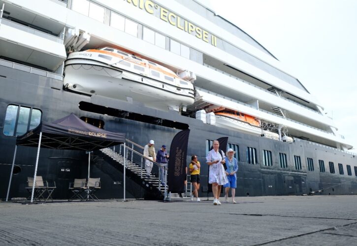 Kapal Pesiar "Raksasa" Sandar di Pelabuhan Makassar