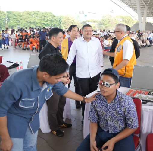 Pelajar SD dan SMP Semringah Dapat Bantuan Kacamata Gratis